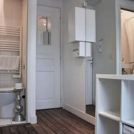 Emplacement Exceptionnel Nid Coquet Equipe Salle De Bains Wc Vue Climatisation Ascenseur パリ
